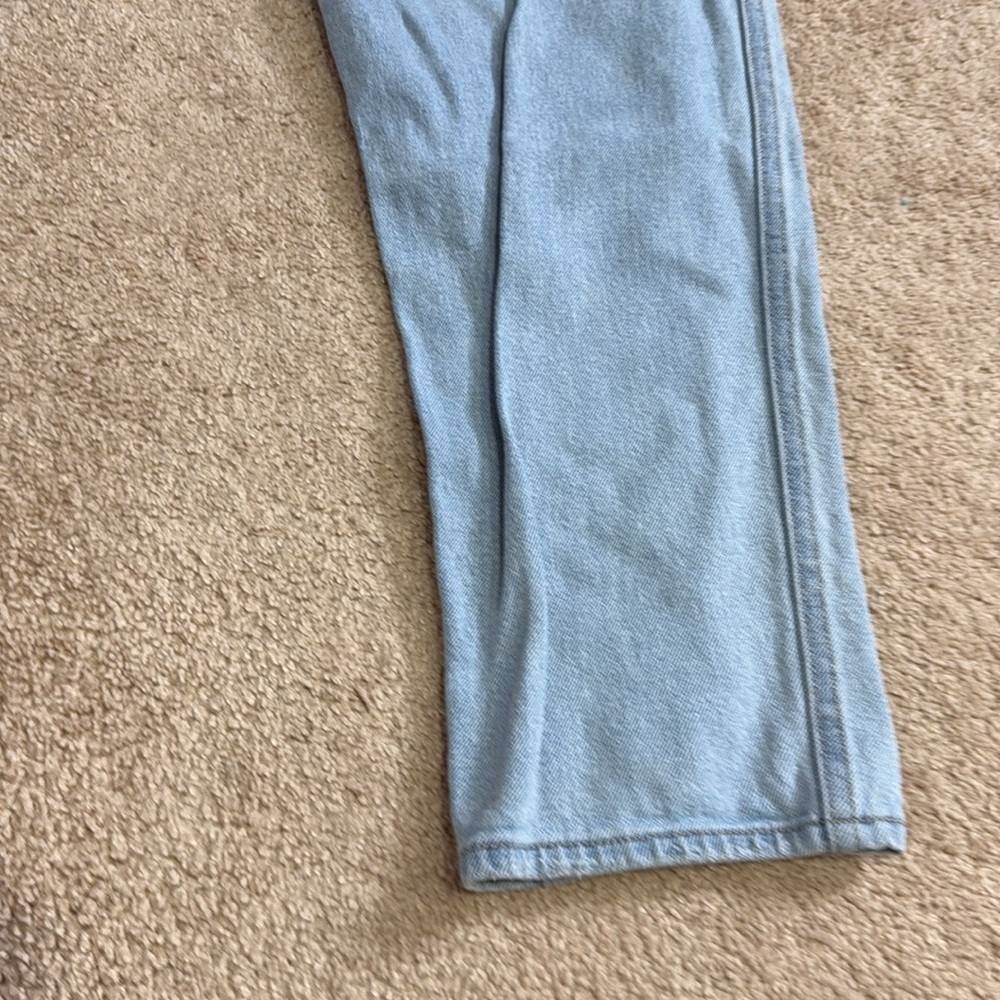Hollister Curvy High Rise Mom Jean 
size 7R
Light wash - Picture 6 of 7